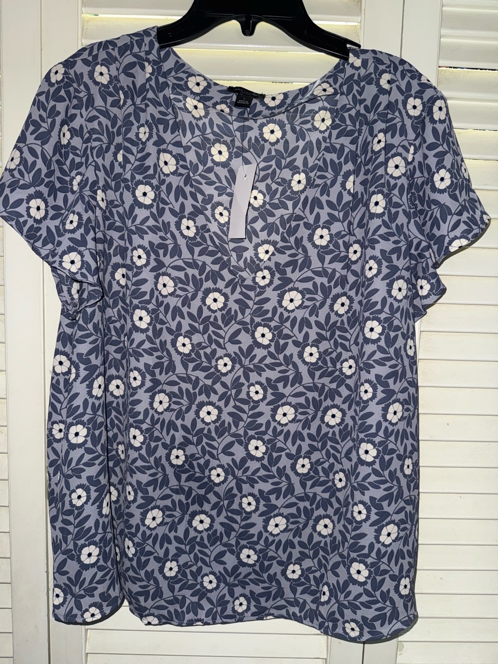 Ann Taylor Floral V-Neck Blouse in Blue & White